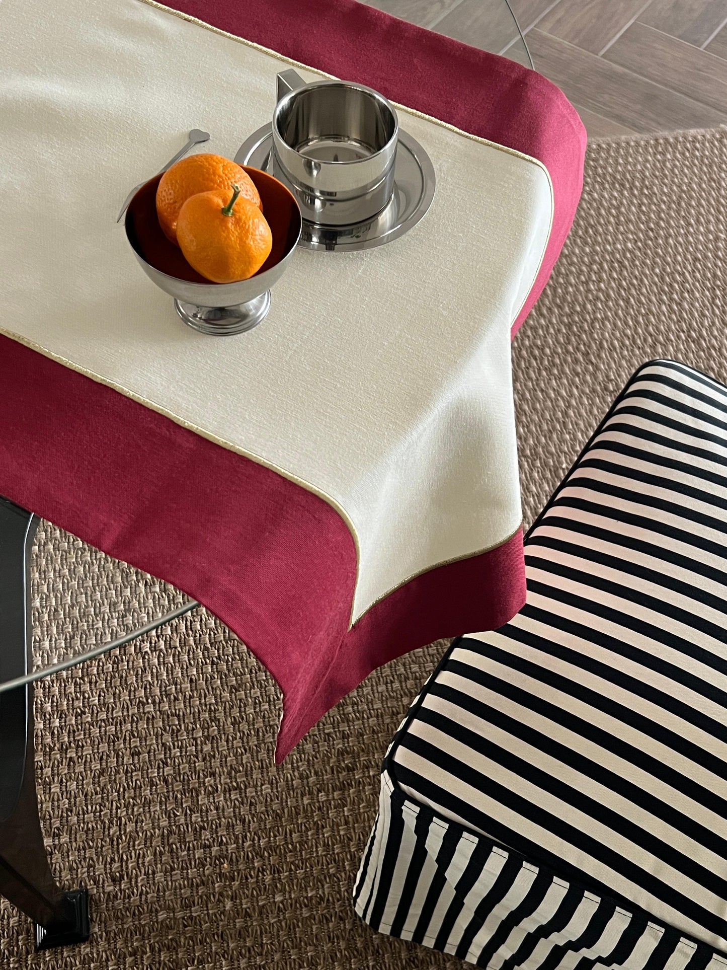 Bordeaux Whisper Bordo & Bej Kumaş Üzerine Altın Renk İşlemeli Runner 150x50 cm