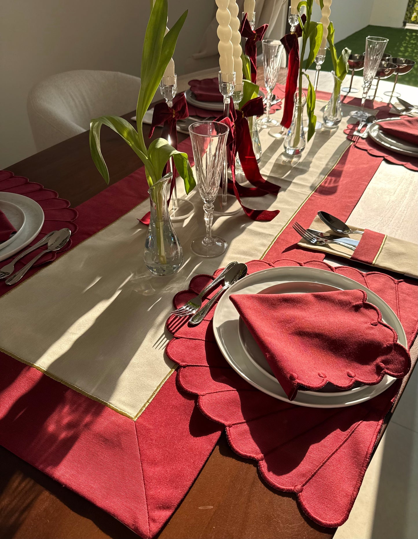 Bordeaux Whisper Bordo & Bej Kumaş Üzerine Altın Renk İşlemeli Runner 150x50 cm