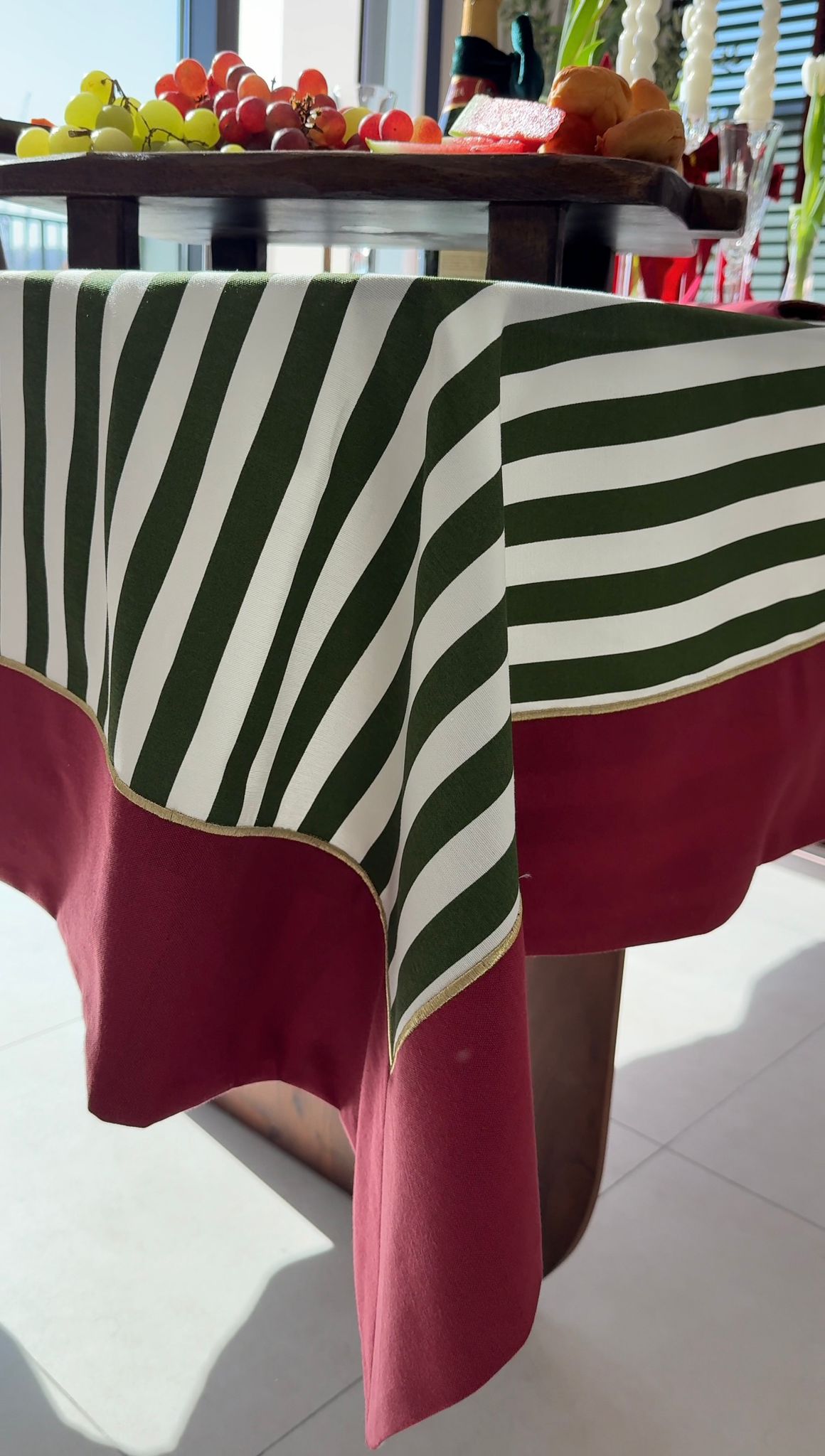 Rouge Elegance Yeşil Beyaz Çizgili ve Kırmızı Bordürlü Altın Renk İşlemeli Masa Örtüsü 260 x 160 cm