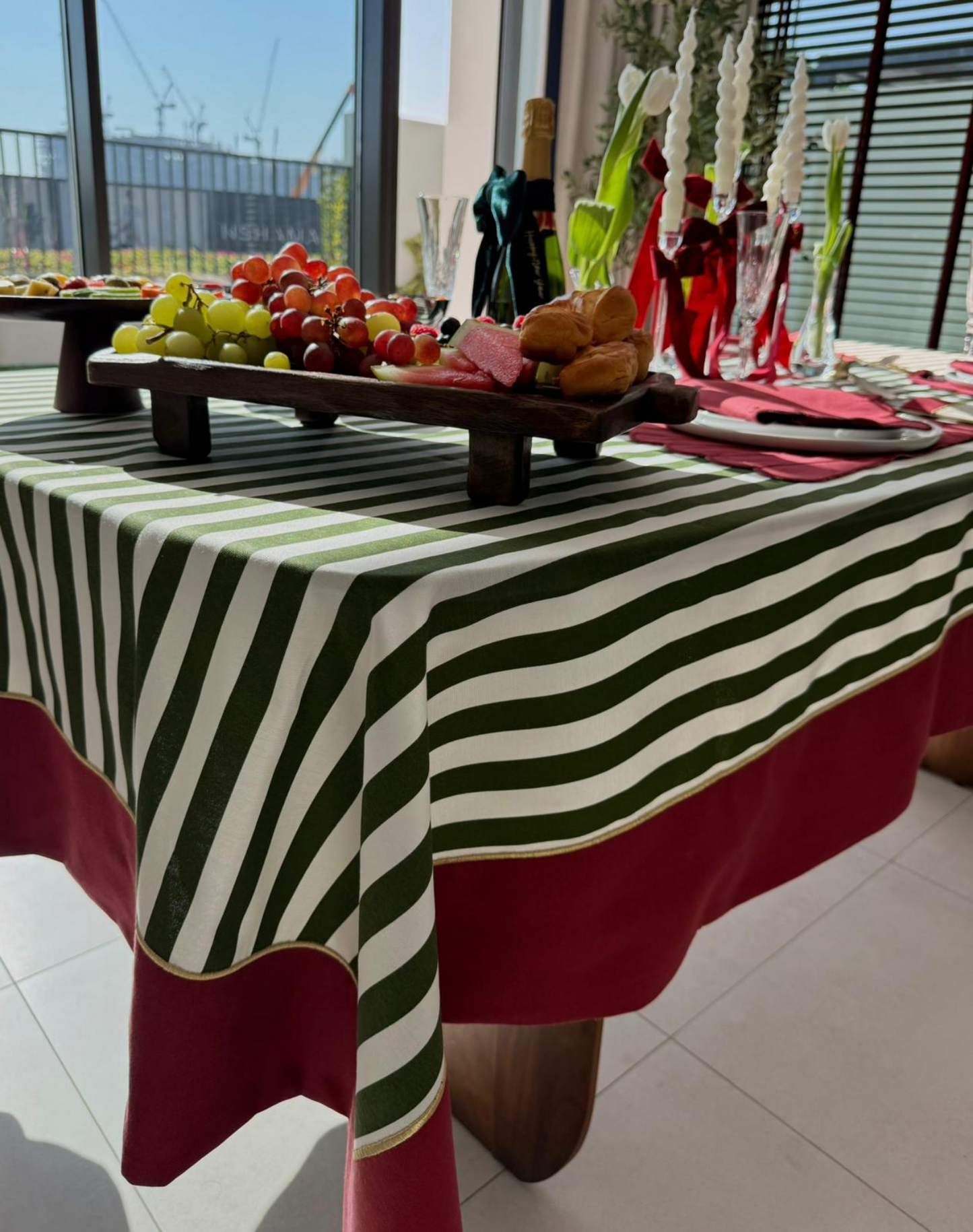 Rouge Elegance Yeşil Beyaz Çizgili ve Kırmızı Bordürlü Altın Renk İşlemeli Masa Örtüsü 260 x 160 cm